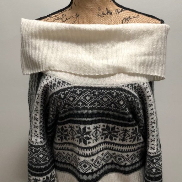 {Kensie} Off The Shoulder Sweater with Aztec Print - Picture 3 of 9